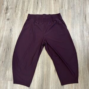 Old Navy Women's sleektech barrel leg Pants in Deep Plum